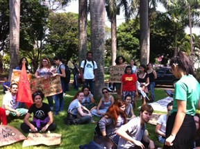 Estudantes da UEM protestam por causa da iluminação precária do campus em Maringá